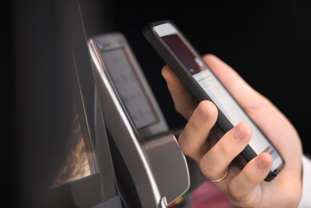 Жителя Щучинска заставили оформить кредит на iPhone и золотую печатку