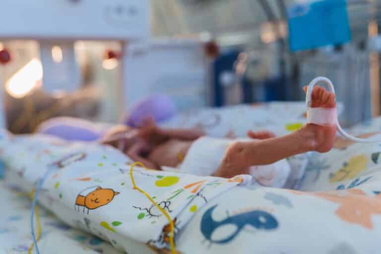 В Атырауской области спасатели эвакуировали новорожденного из изолированного села