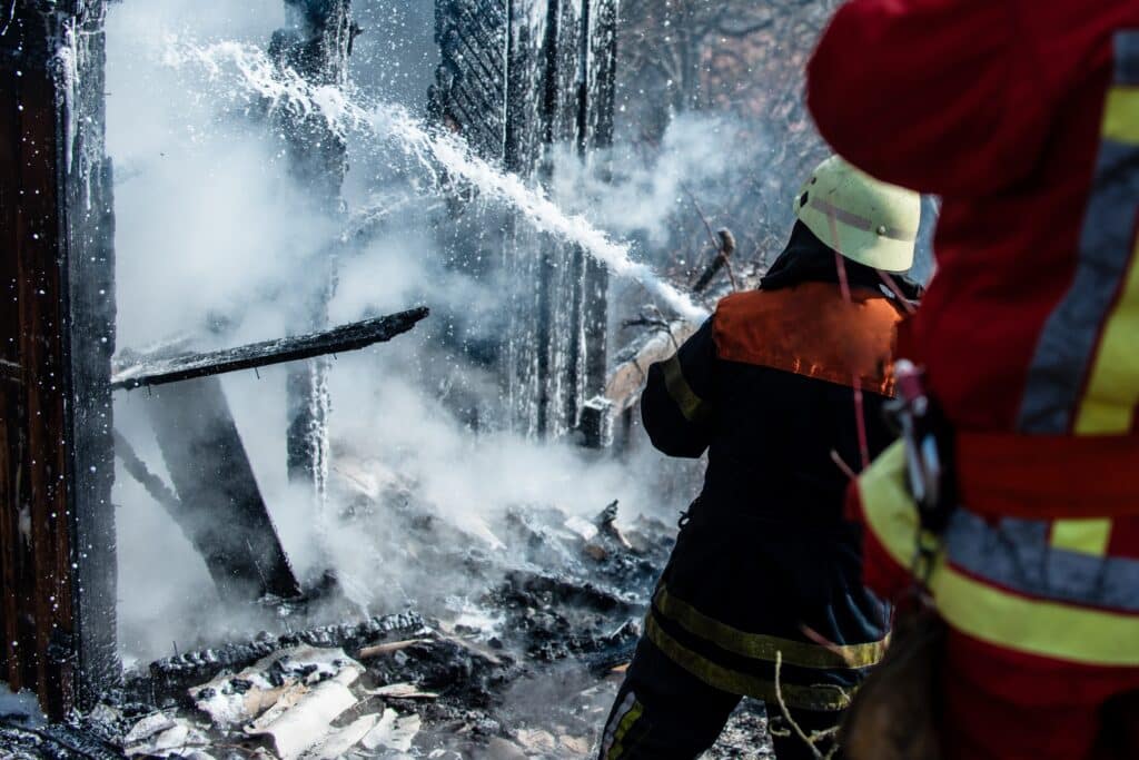 В Астане загорелось двухэтажное здание в районе Байконыр