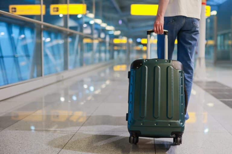 156 тысяч казахстанцев за границей: что происходит с трудовой миграцией