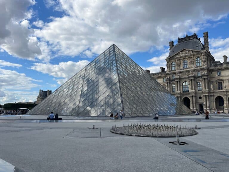 Лувр директоры отставкаға кетті