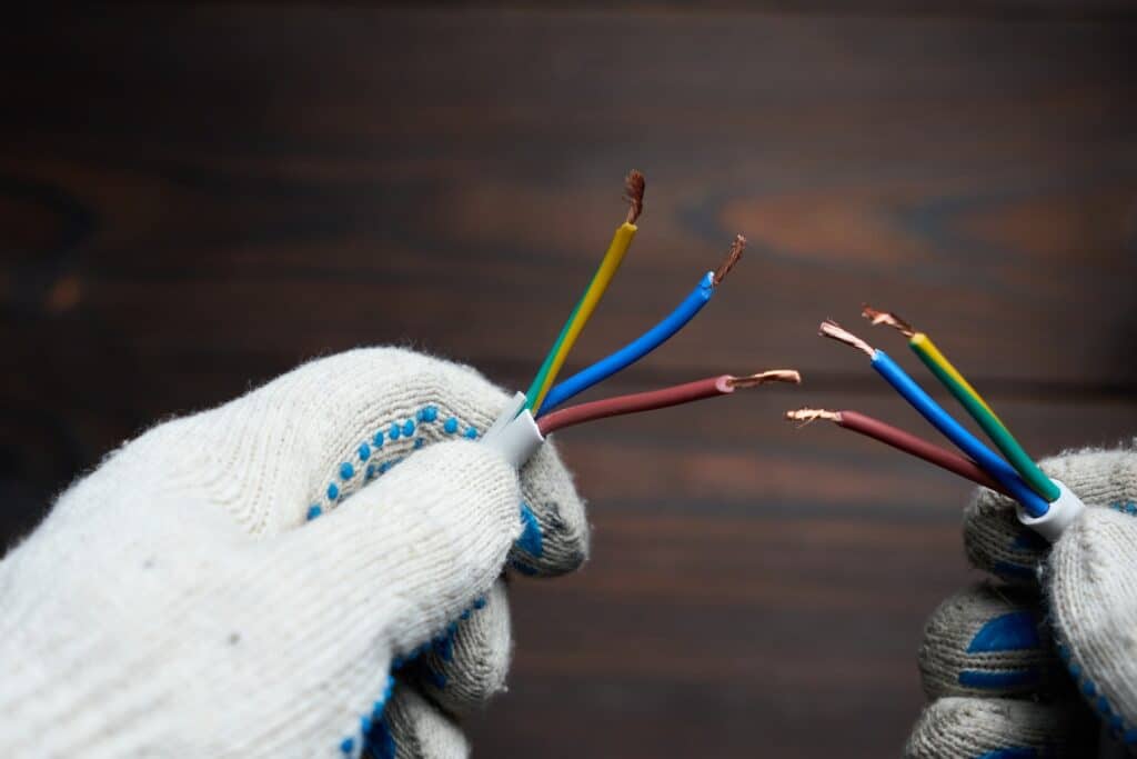 Казахстану не хватает 4,5 тысячи электриков из-за зарплат в 150 тысяч тенге