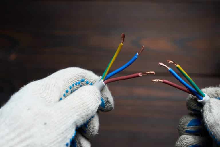 Казахстану не хватает 4,5 тысячи электриков из-за зарплат в 150 тысяч тенге