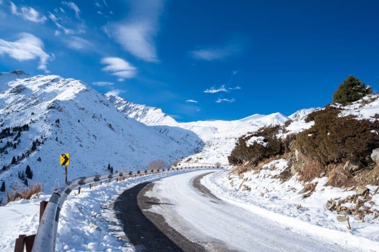 Дорожный рабочий погиб при расчистке трассы после схода лавины в ВКО