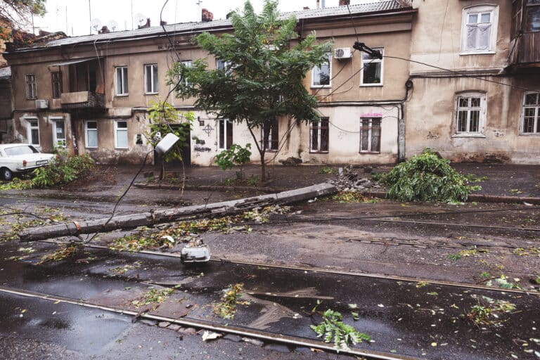 Сильный шторм повредил крыши 25 домов в Жамбылской области