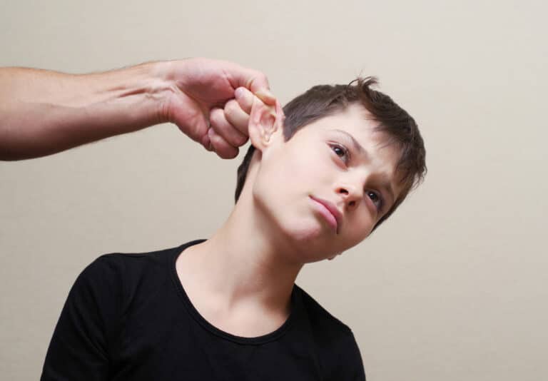 Таскал ребенка за ухо: жителя Рудного приговорили к 100 часам общественных работ