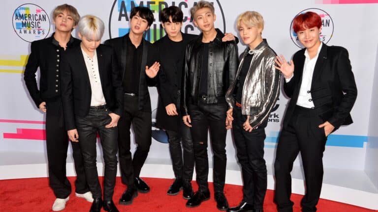 BTS k-pop тобының сахнаға оралуын Netflix тікелей эфирде көрсетеді