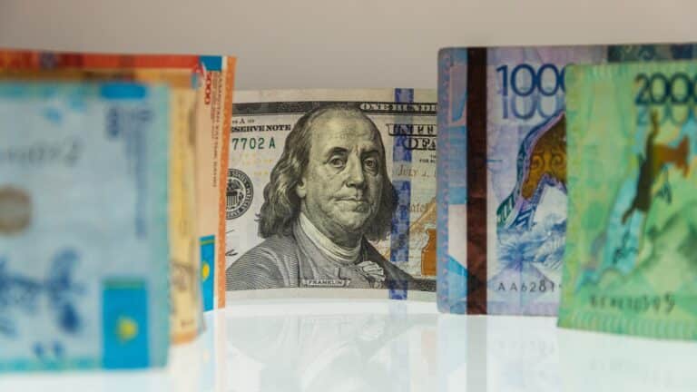 Доллар қайтадан көтеріліп жатыр: 26 ақпанға арналған бағам