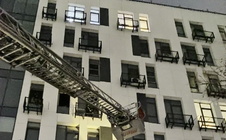 Пламя со второго по четвертый этаж: пожарные спасли ЖК в Астане