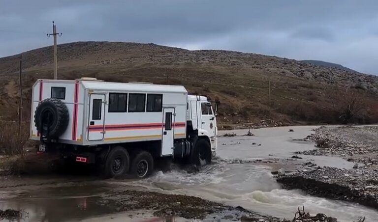 Дорогу размыло в зоне отдыха Туркестанской области, спасатели эвакуировали 29 человек