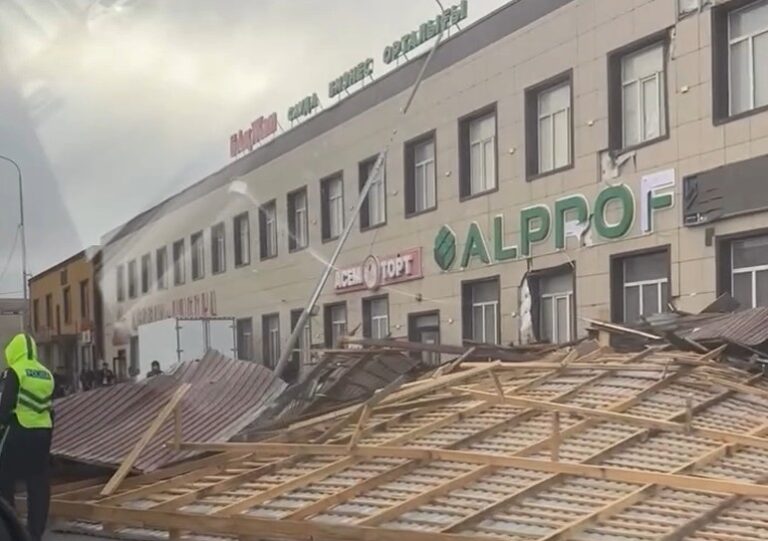 Кровля торгового центра рухнула из-за сильного ветра в Мангистау