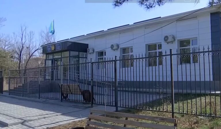 В Туркестанской области новое здание акимата за 200 млн тенге начало разваливаться