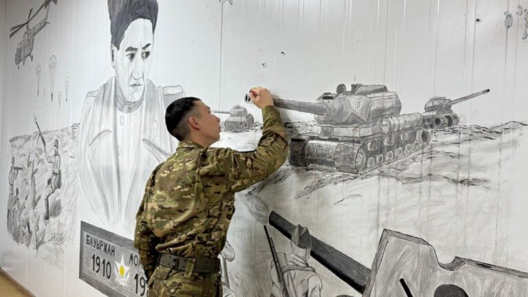 Дарынды матрос әскери бөлім қабырғаларын тарихи суретке толтырды