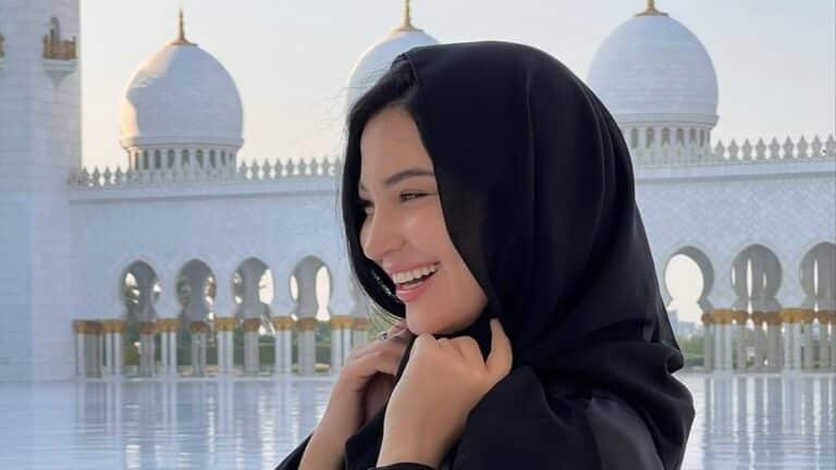 Сабина таңғы жетіде әкесіз өсіп жатқан қызы үшін көз жасын төкті