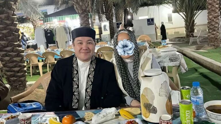 Желіде Тұрсынбек Қабатовтың екінші әйелімен қажылықта жүрген суреті тарады