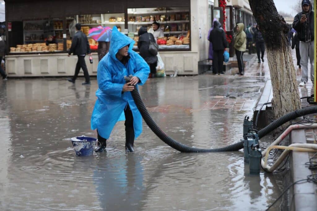 Нөсер жауыннан кейін Түркістан көшелерін су басты