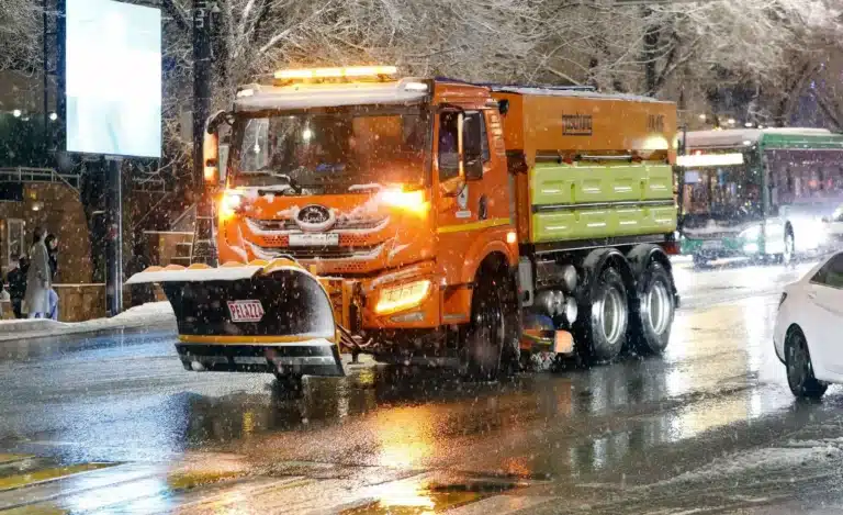 В Алматы поймали нарушителя, который незаконно сваливал снег прямо у жилых домов