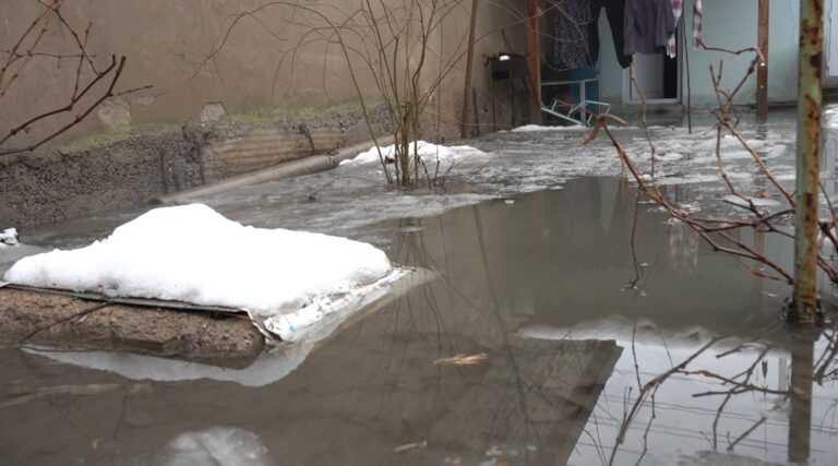 Саябақ жабылып, көшелер суға толды: Шымкентті қар мен жаңбыр салдары