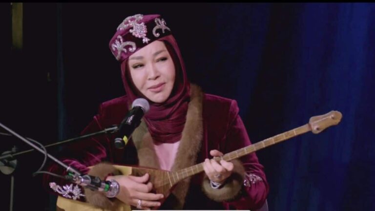 «Молокосос аузынан сүті кетпеген»: Айнұр Тұрсынбаева ЖанСырымды сойып салды