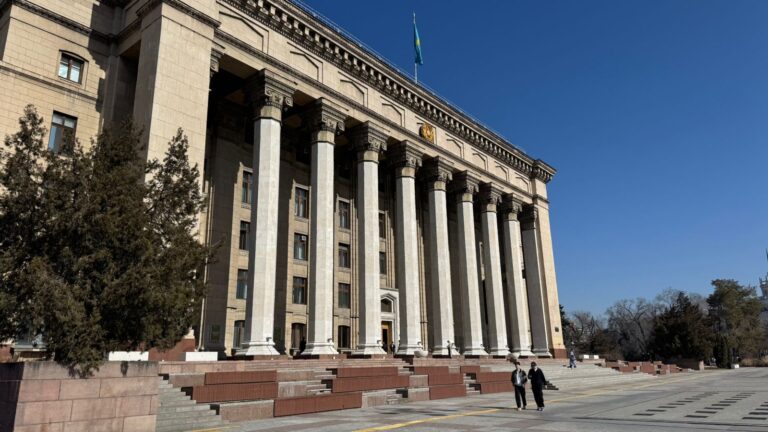 Погода в Алматы вызвала зависть офисных работников к гуляющим в шортах