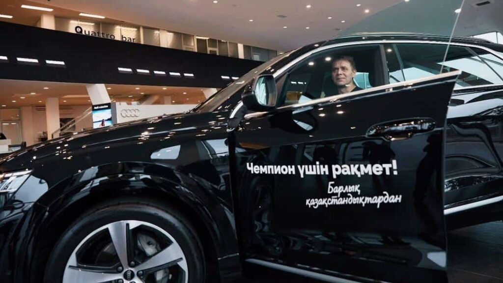 Арсен Томский Михаил Шайдоровтың әкесіне Audi Q8 автокөлігін сыйлады (видео)