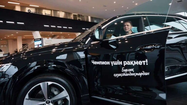 Арсен Томский Михаил Шайдоровтың әкесіне Audi Q8 автокөлігін сыйлады (видео)