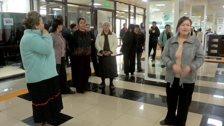 Шымкентте мемлекеттік балабақшаның жабылуына қызметкерлер мен ата-аналар қарсы