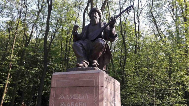 Киевтегі Жамбыл Жабаев ескерткіші бұзыла ма - Украина институты жауап берді