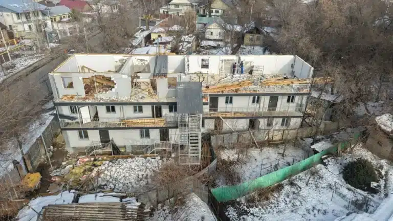 Алматыда тұрғын үйдің заңсыз салынған бір қабаты қиратылды