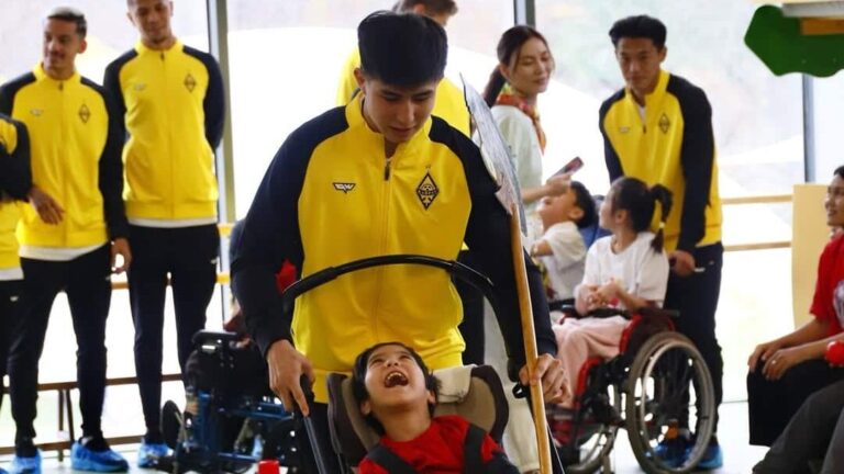 «Қайрат» футболшылары ерекше балалармен кездесті