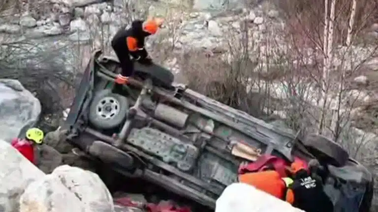 Спасатели вытащили застрявший в русле р. Малая Алматинка автомобиль