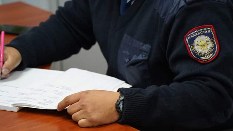 Полицейского поймали пьяным в служебном кабинете в Жамбылской области