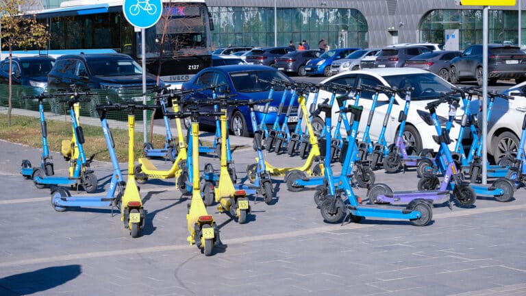 Самокаты вернулись на улицы Алматы в первый день весны 2026
