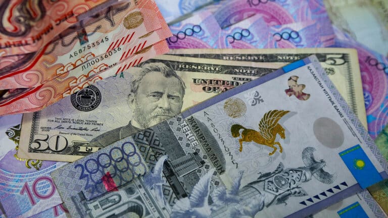 Каким будет курс доллара через месяц и год, спрогнозировали участники финрынка