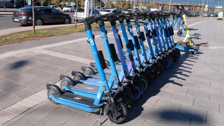 Совладелец кикшеринга Jet получит сотни миллионов от своей микрофинансовой компании