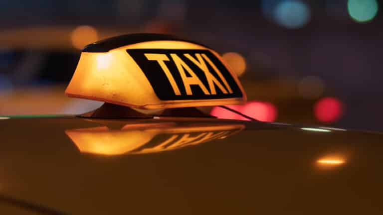 Таксистам предлагают уплачивать взносы самостоятельно: спор вокруг Налогового кодекса