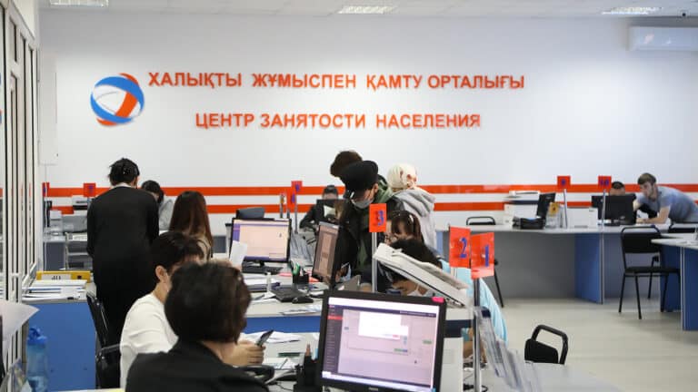 В Казахстане становится сложнее найти работу: вакансии сокращаются