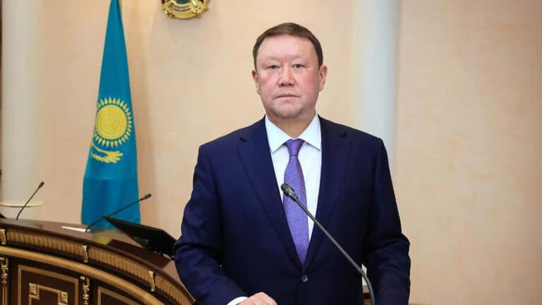 Аким Костанайской области заявил, что живет в обычной многоэтажке без охраны