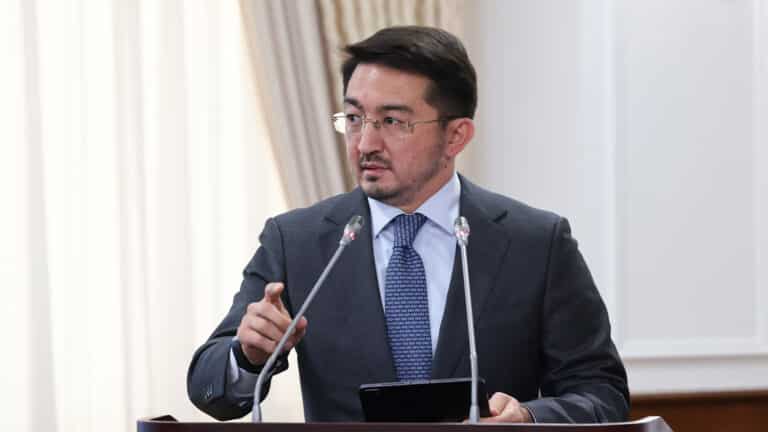 Мадиев заявил, что Казахстану пора перестать покупать ИИ-технологии у других