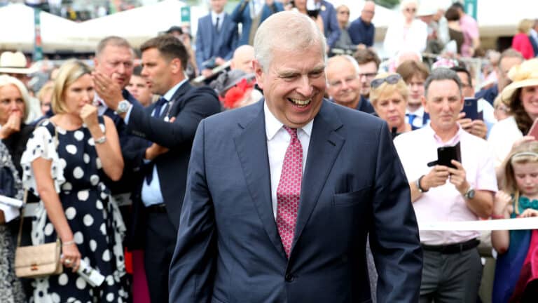 Netflix может снять сезон сериала «Корона» о принце Эндрю, связанном с Эпштейном