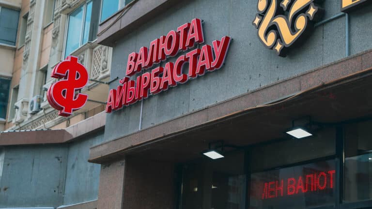 Доллар теряет популярность у казахстанцев, несмотря на выгодный курс