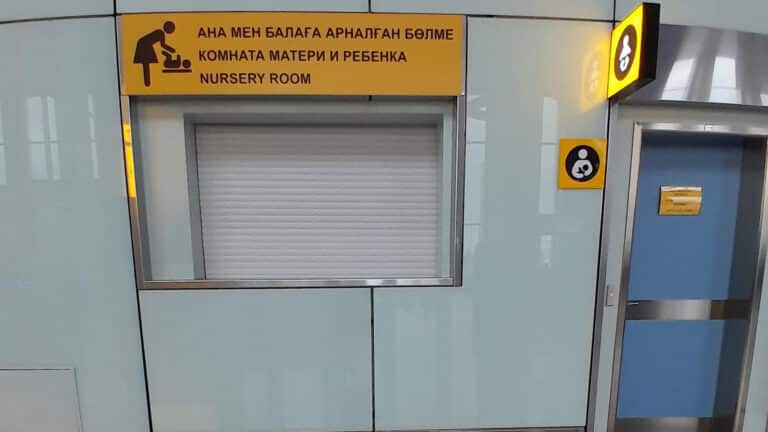 Казахстанских мам возмутил захват детских комнат для совершения намаза