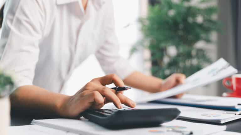 Налоговый шок обвалил деловую активность в сфере услуг Казахстана