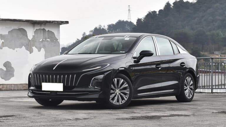 Таксист из Алматы показал реальный запас хода Hongqi E-QM5 зимой