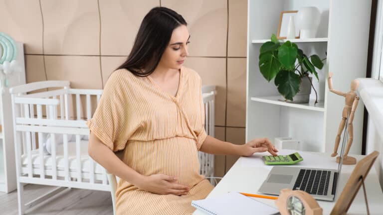 Более 30 уголовных дел: казахстанок втягивают в незаконные схемы с выплатами на детей