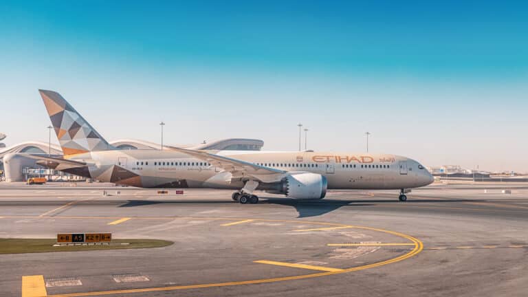 Аэропорт Абу-Даби: Первый самолет вылетел с опозданием почти на сутки