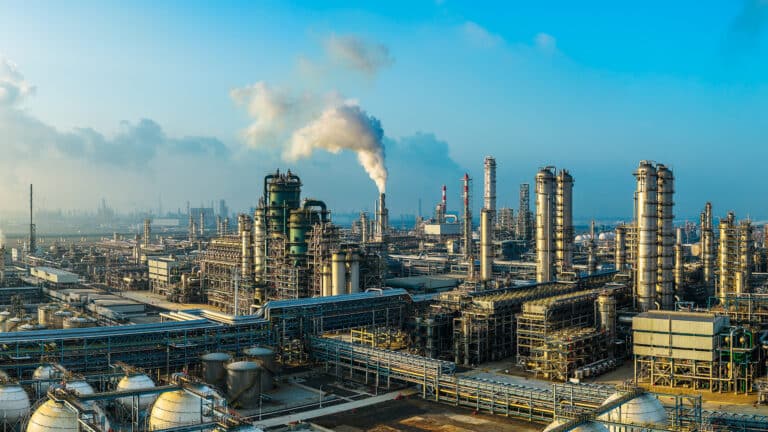 Атырауский НПЗ наказали за январские выбросы штрафов в 520 млн тенге