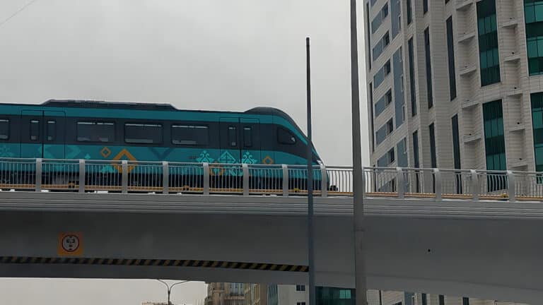 ЛРТ в Астане предлагают сделать дешевле автобусов