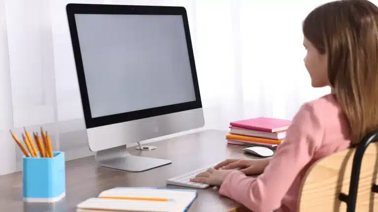 В Астане школьников и студентов снова перевели на дистанционку