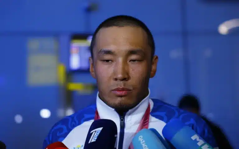 Чемпиону Ерболу Хамитову подарили квартиру после возвращения в Астану